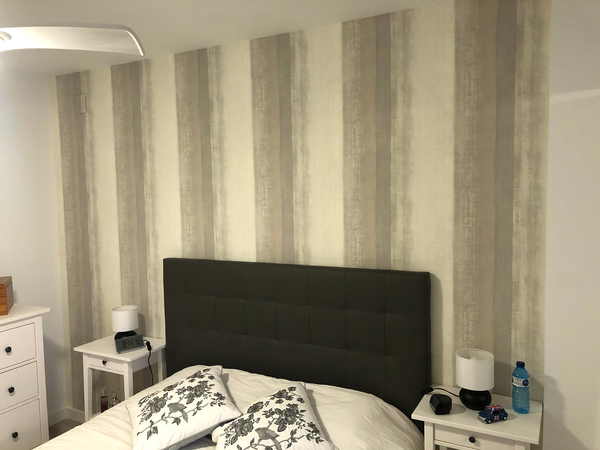 Empapelado de dos cabezales de cama y paño en comedor