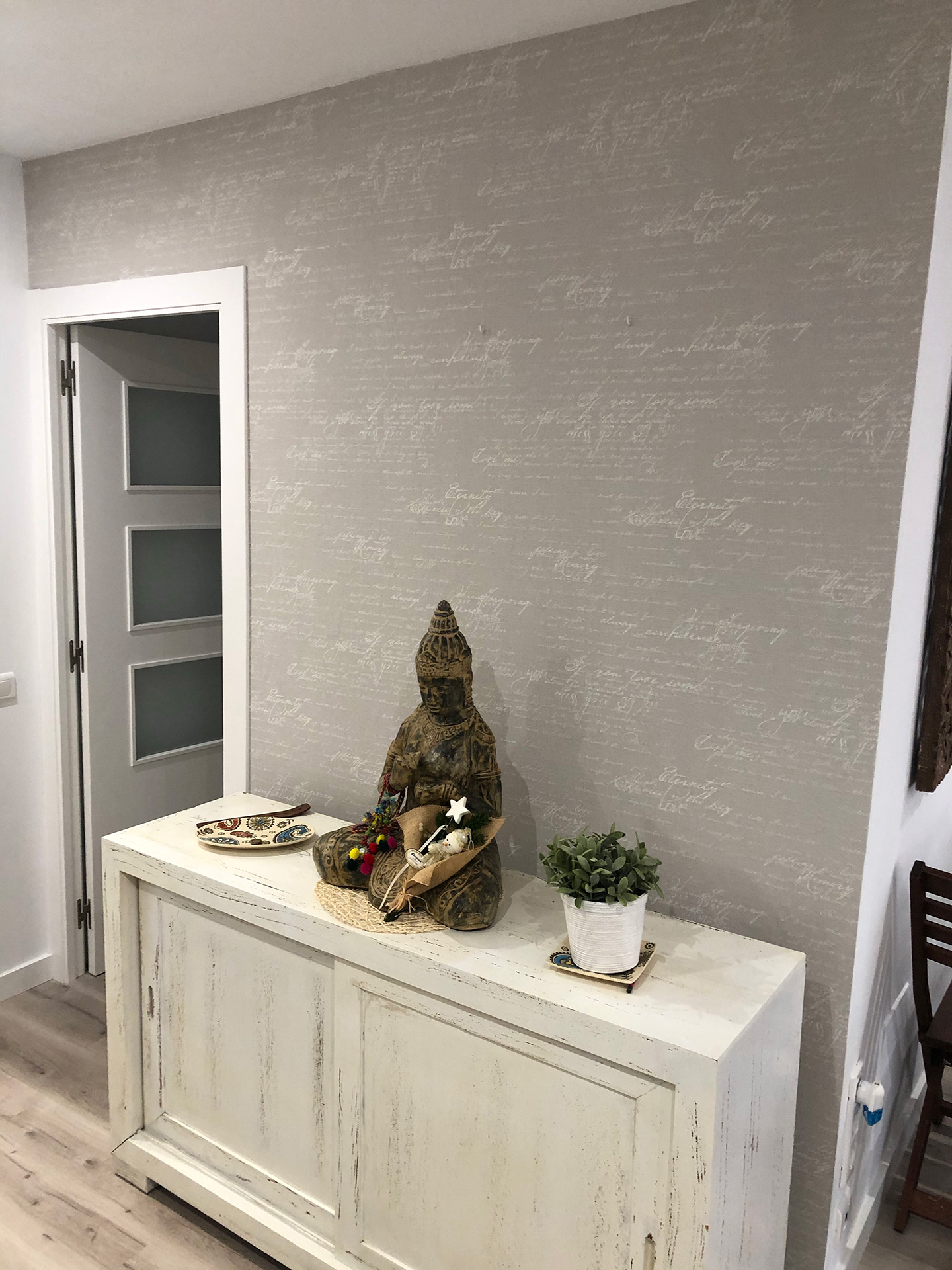 Empapelado de dos cabezales de cama y paño en comedor