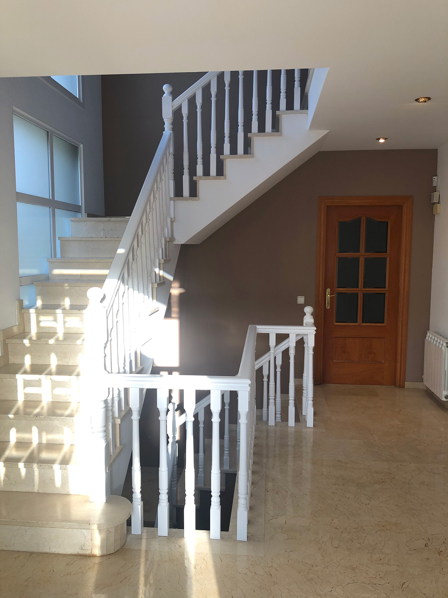 Lacado de baranda y puerta de entrada de casa