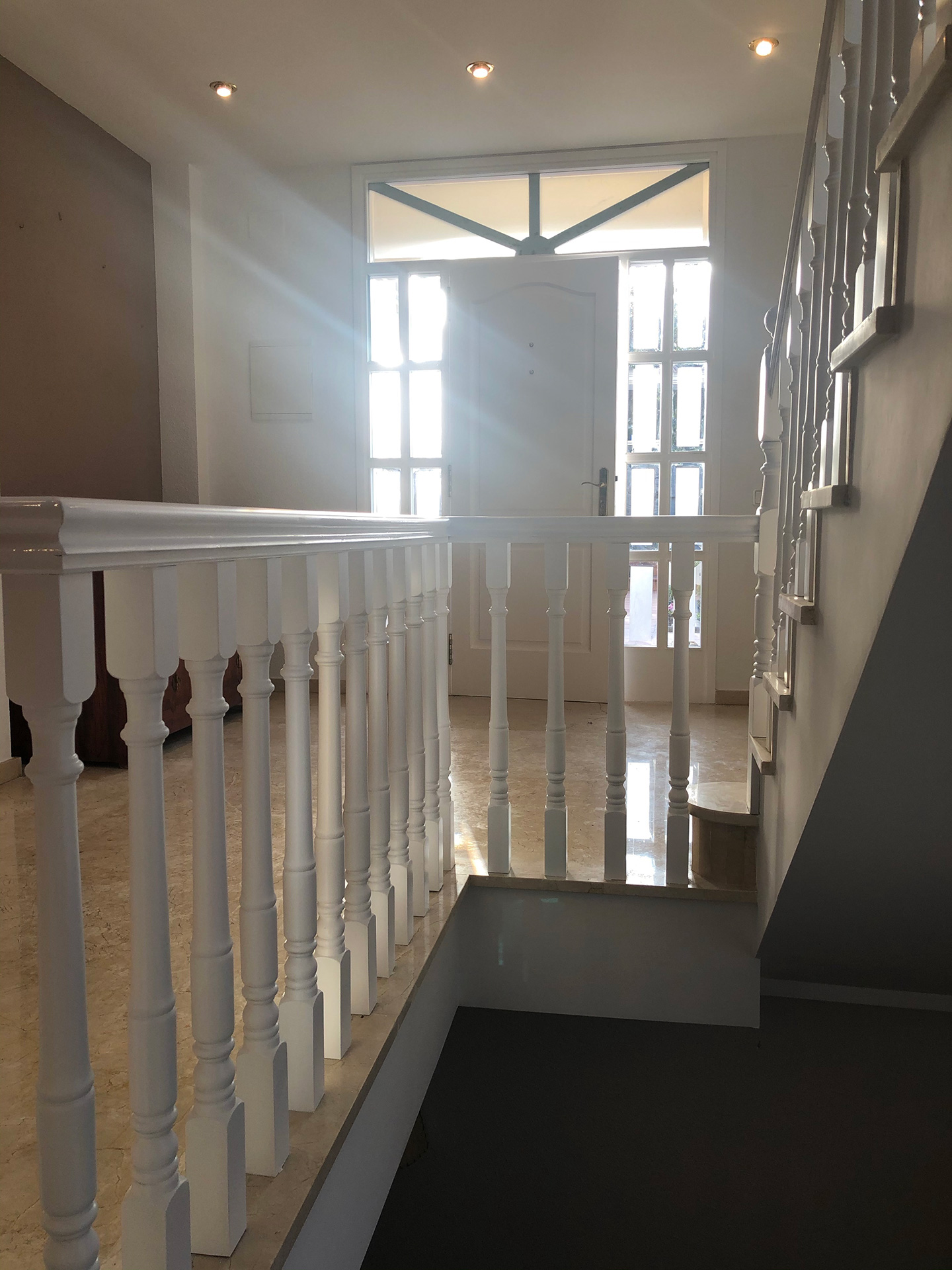 Lacado de baranda y puerta de entrada de casa