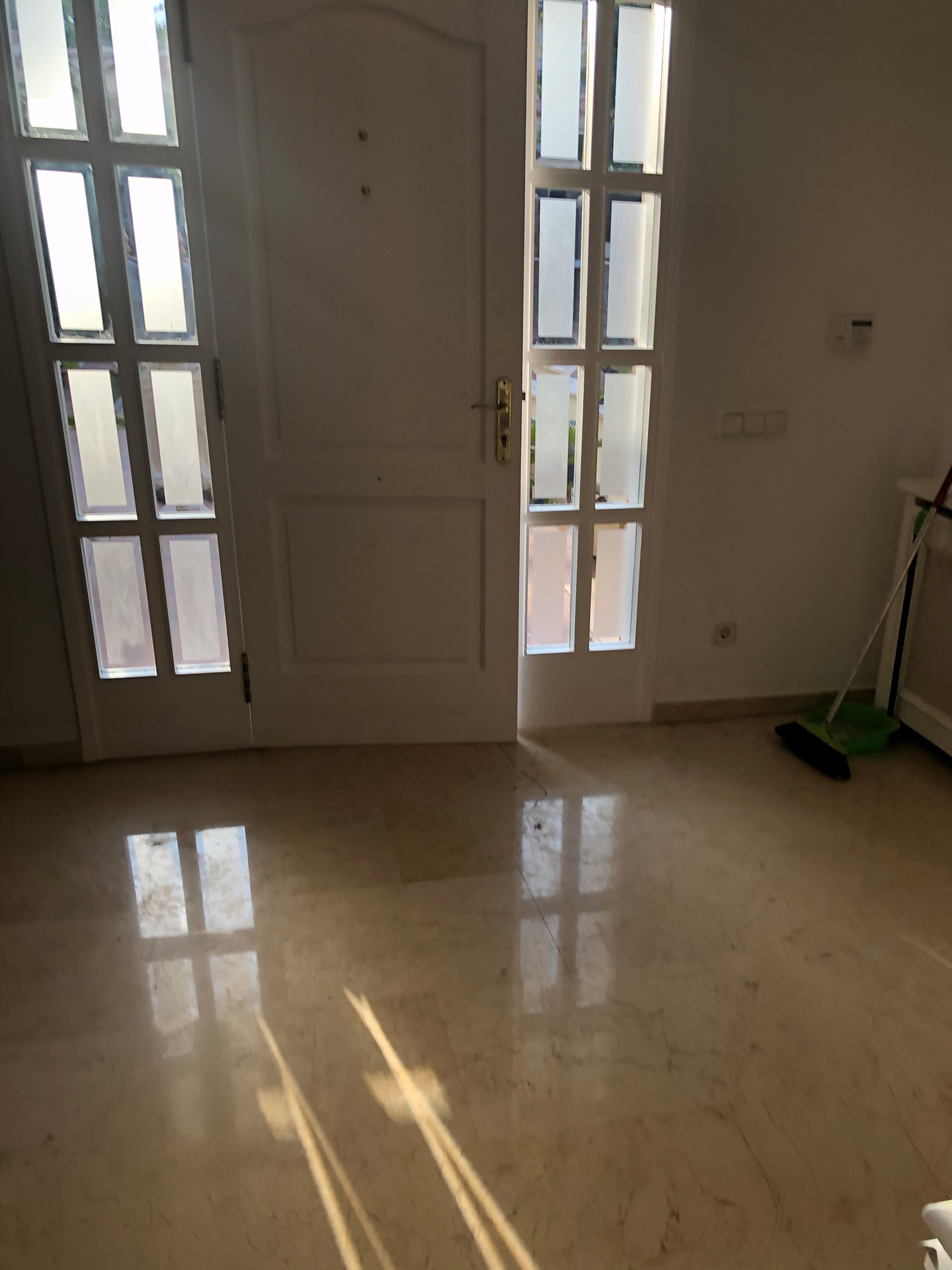 Lacado de baranda y puerta de entrada de casa