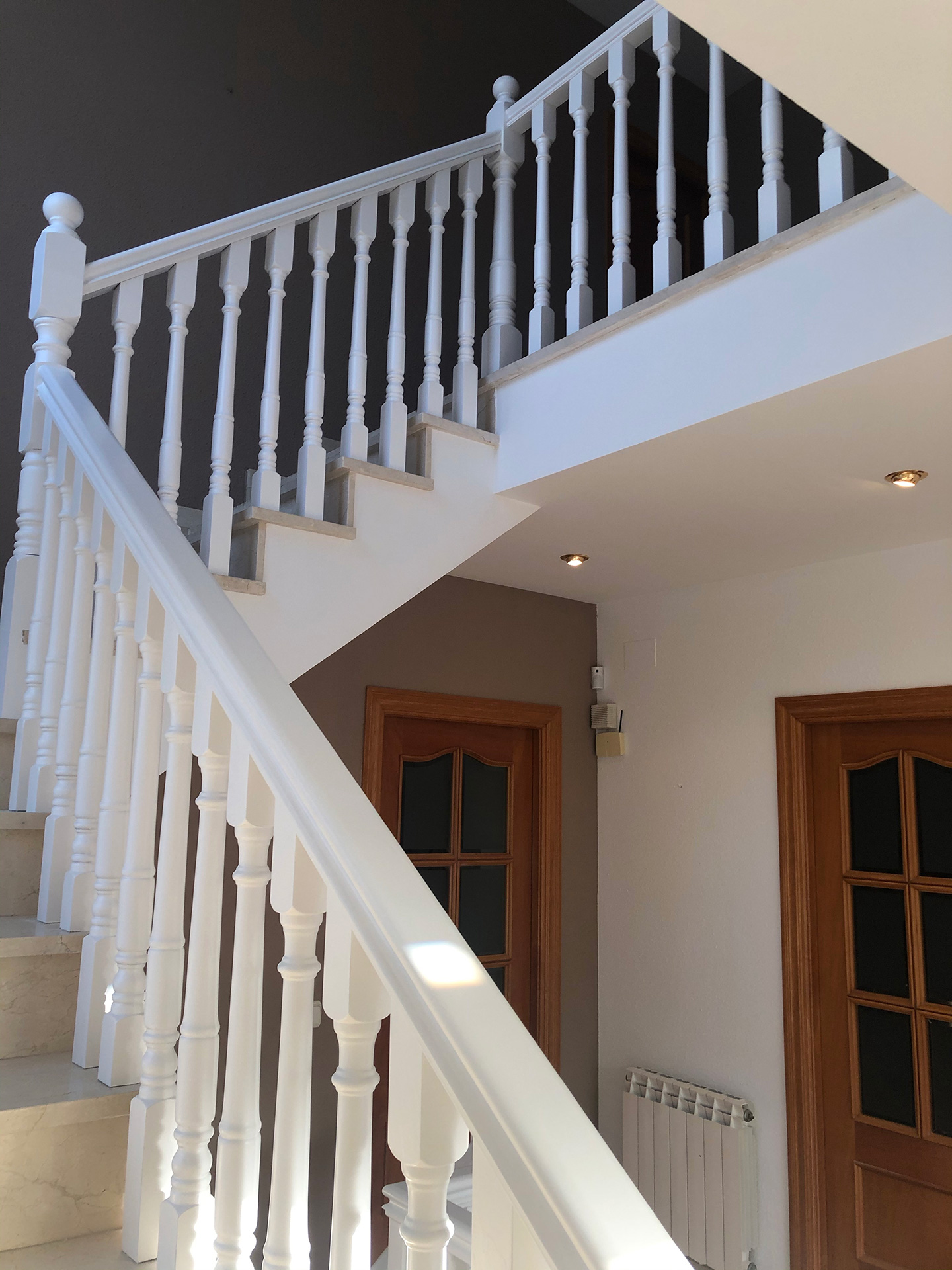 Lacado de baranda y puerta de entrada de casa