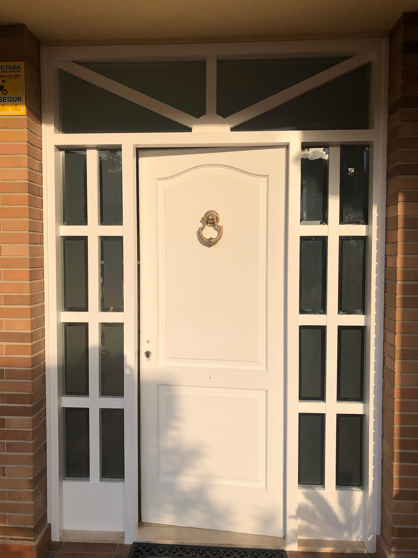 Lacado de baranda y puerta de entrada de casa