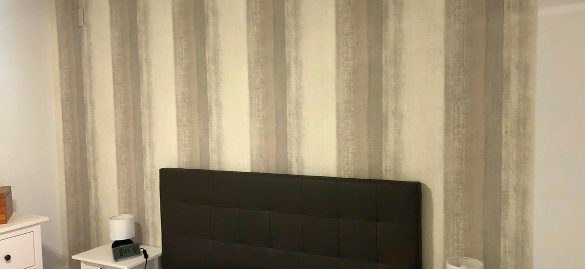 Empapelado de dos cabezales de cama y paño en comedor