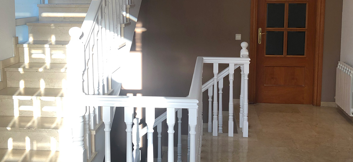 Lacado de baranda y puerta de entrada de casa