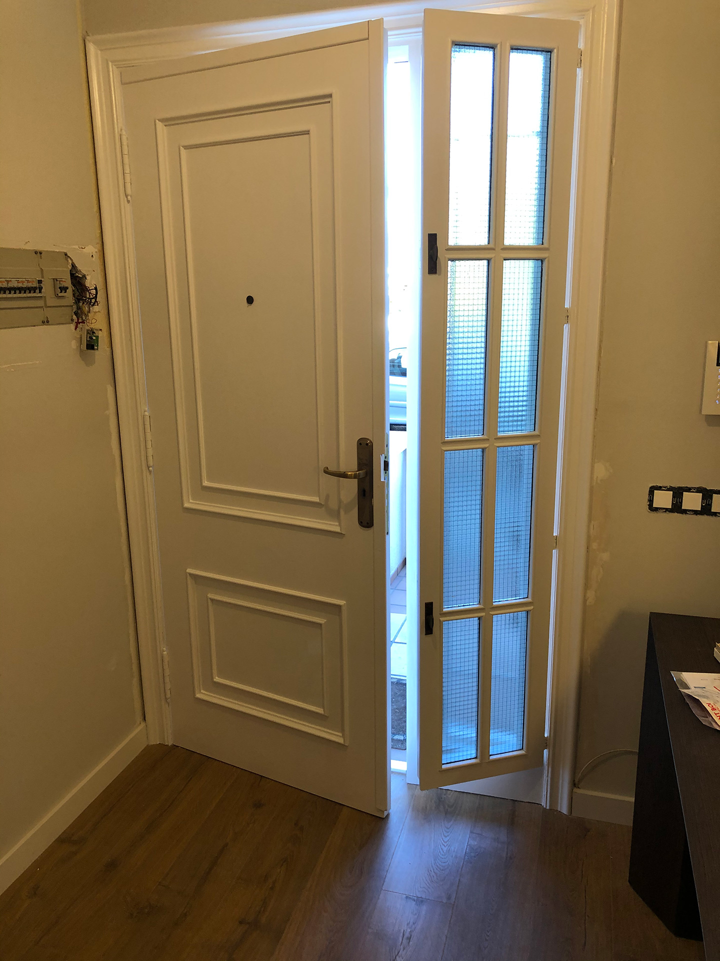 lacado en blanco de puerta de vivienda