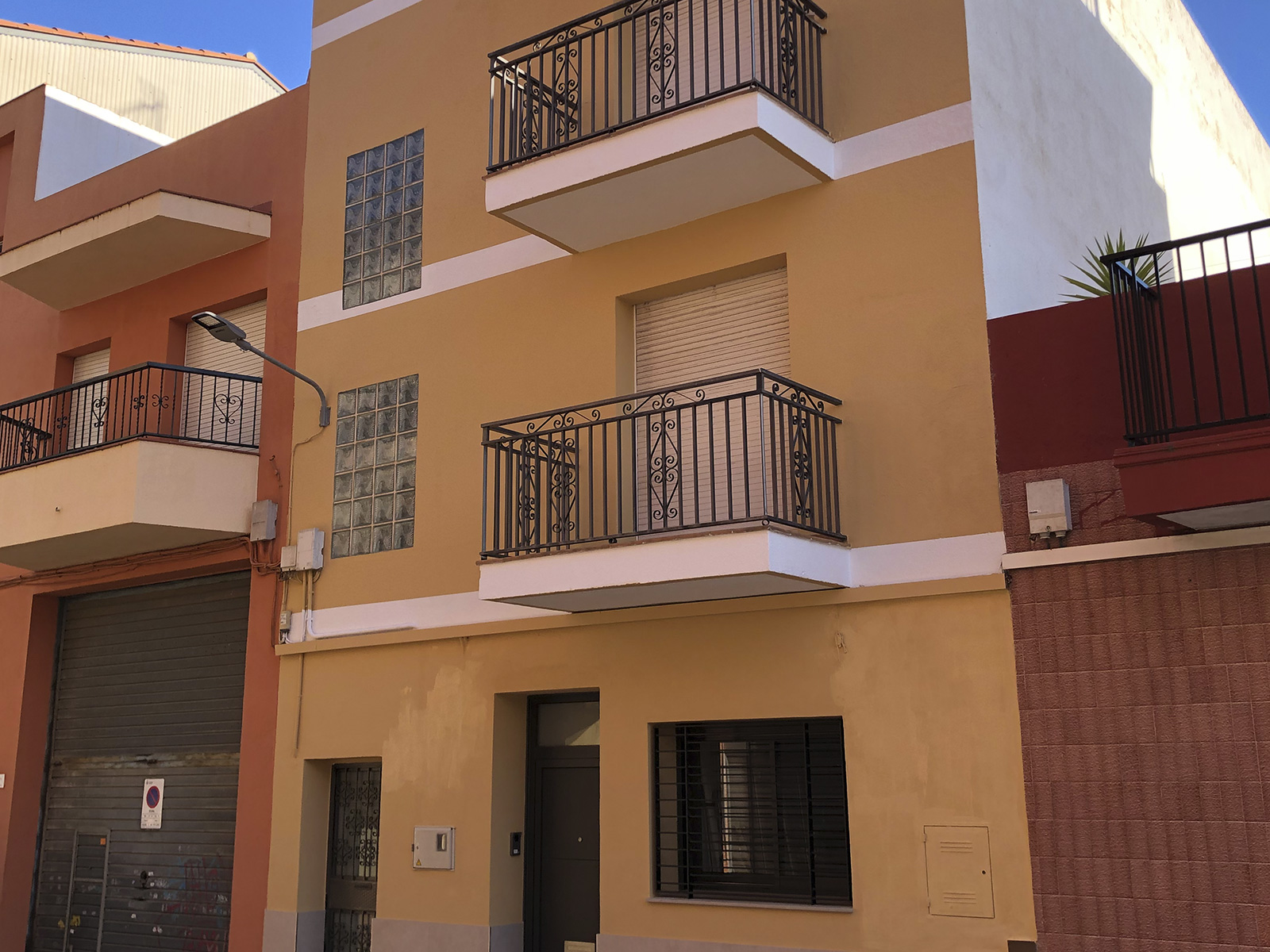 despues de reparacion y pintado de fachada