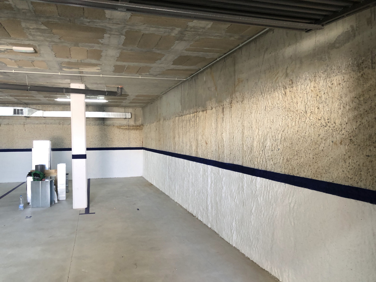 Pintado arrimadero y marcaje de plazas en Parking