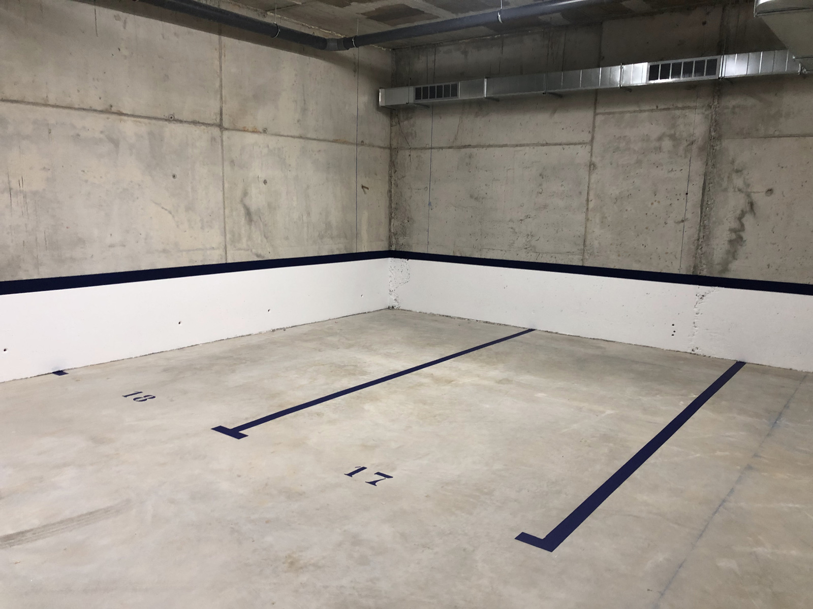 Pintado arrimadero y marcaje de plazas en Parking