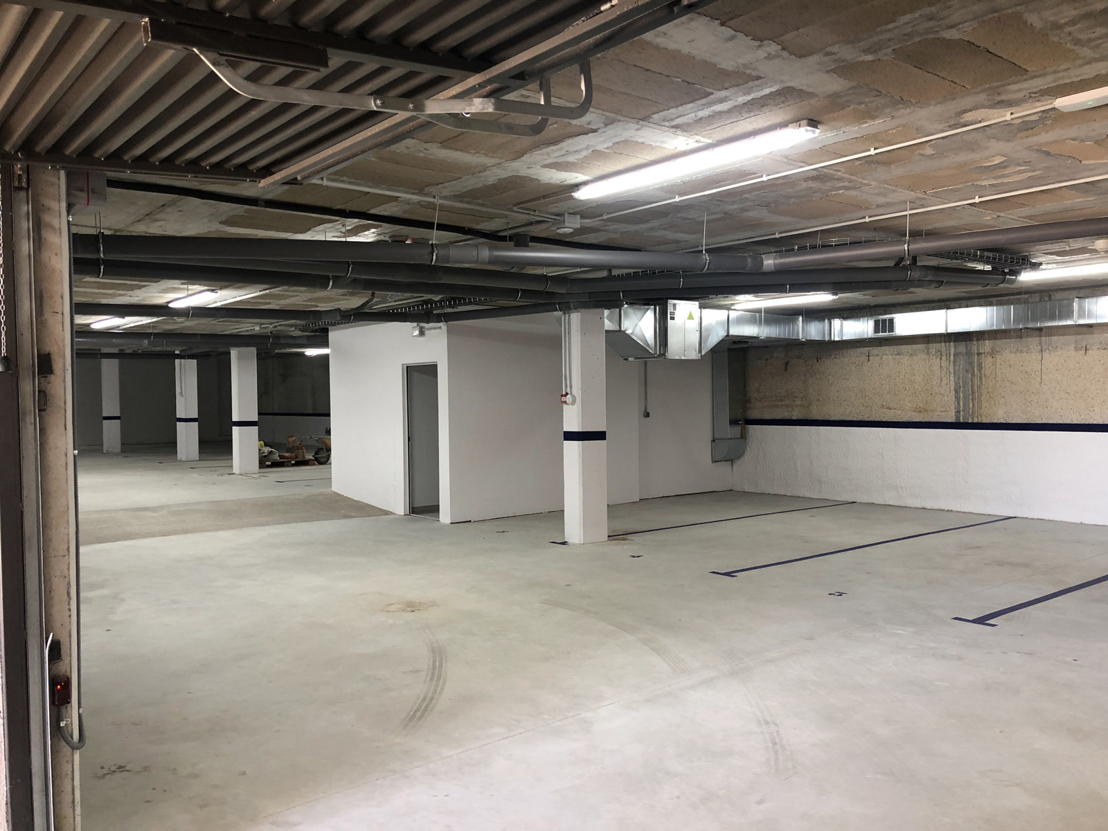 Pintado arrimadero y marcaje de plazas en Parking