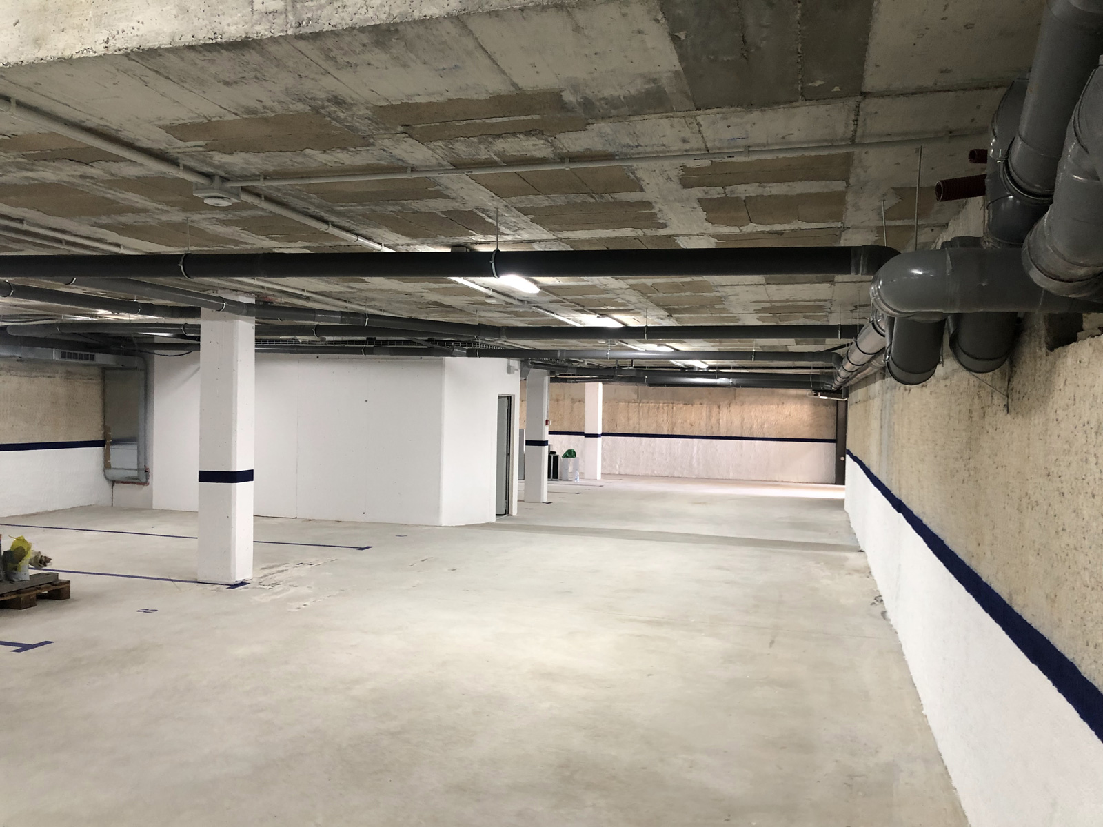 Pintado arrimadero y marcaje de plazas en Parking