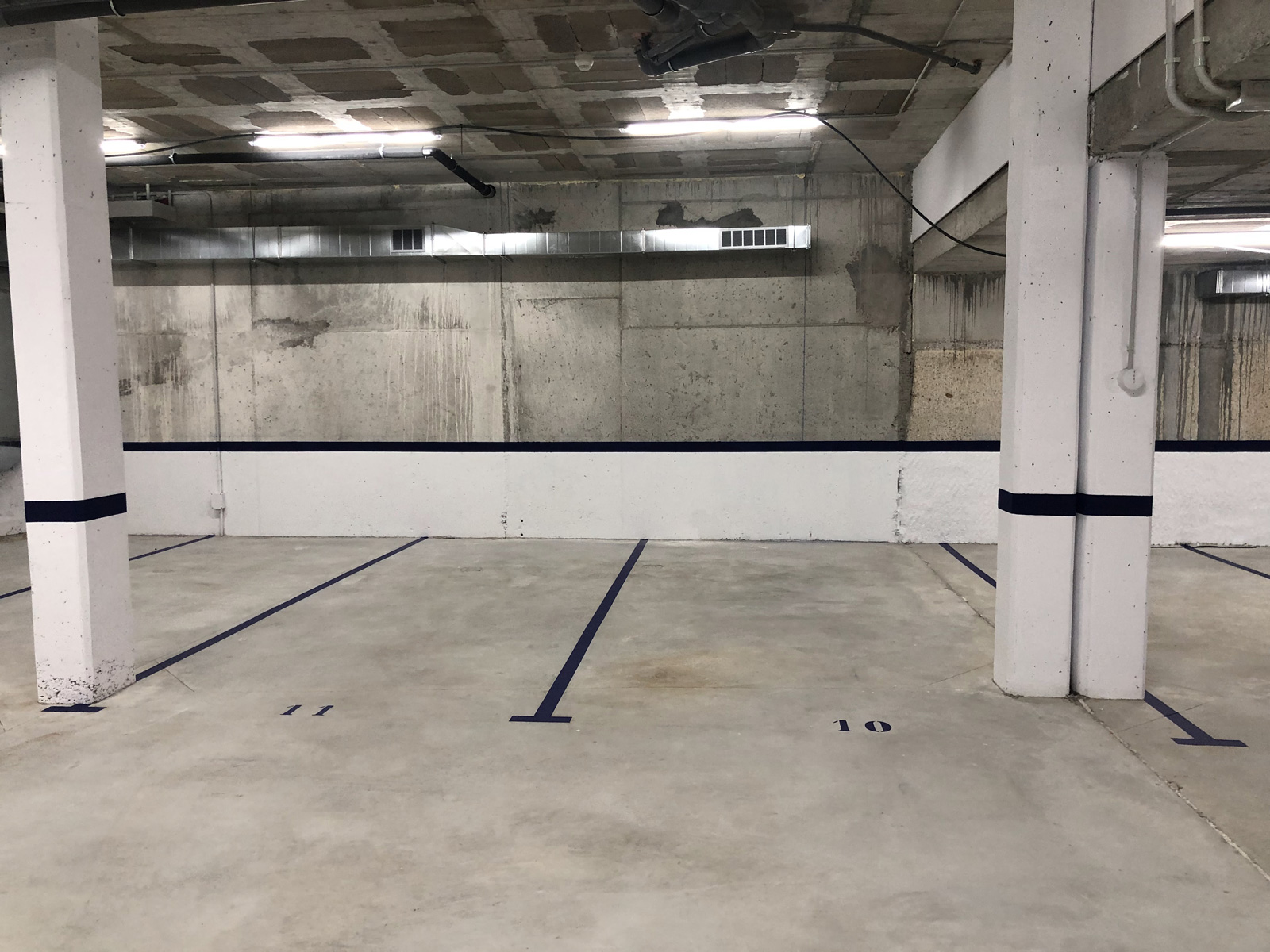 Pintado arrimadero y marcaje de plazas en Parking