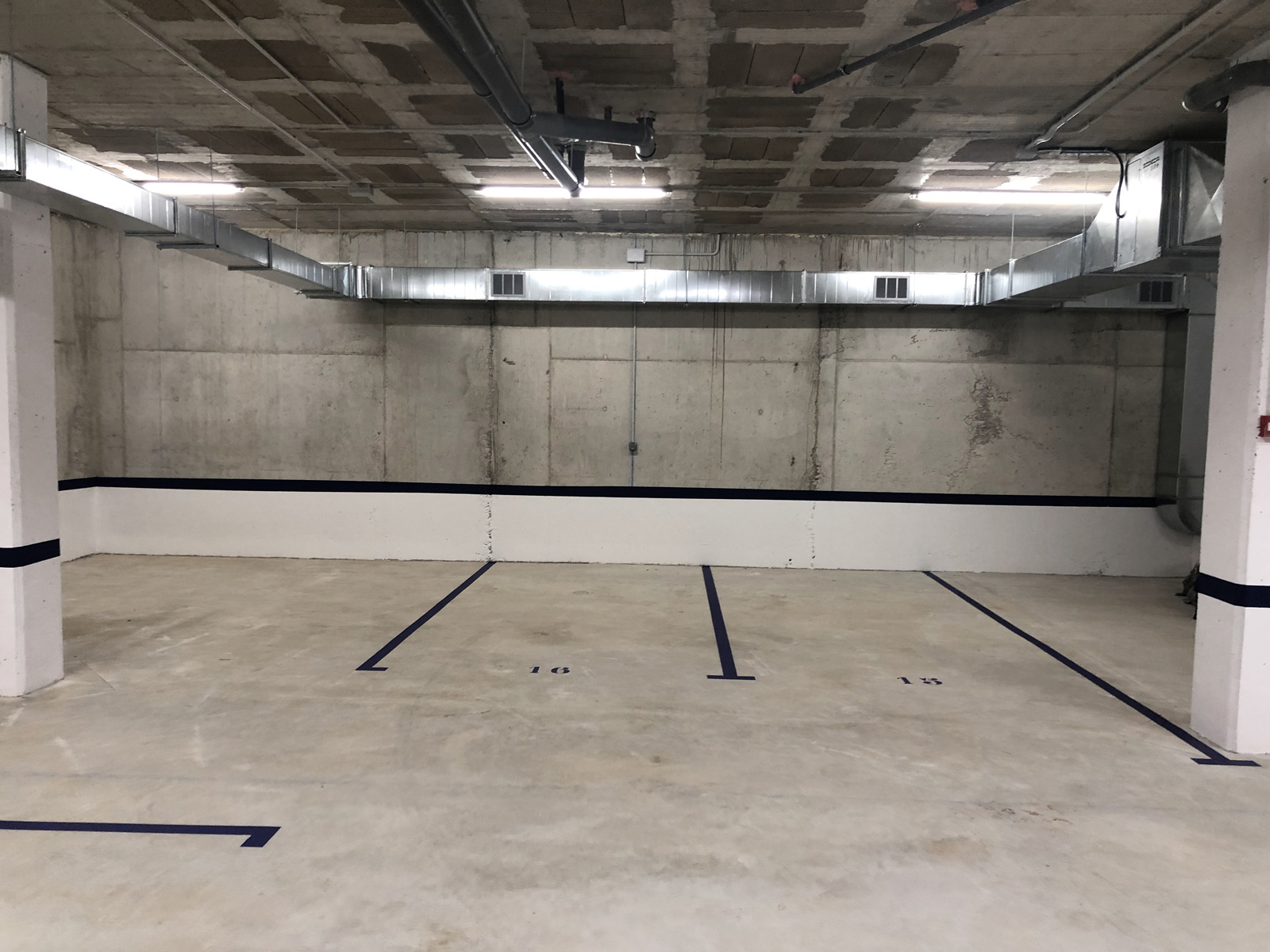 Pintado arrimadero y marcaje de plazas en Parking