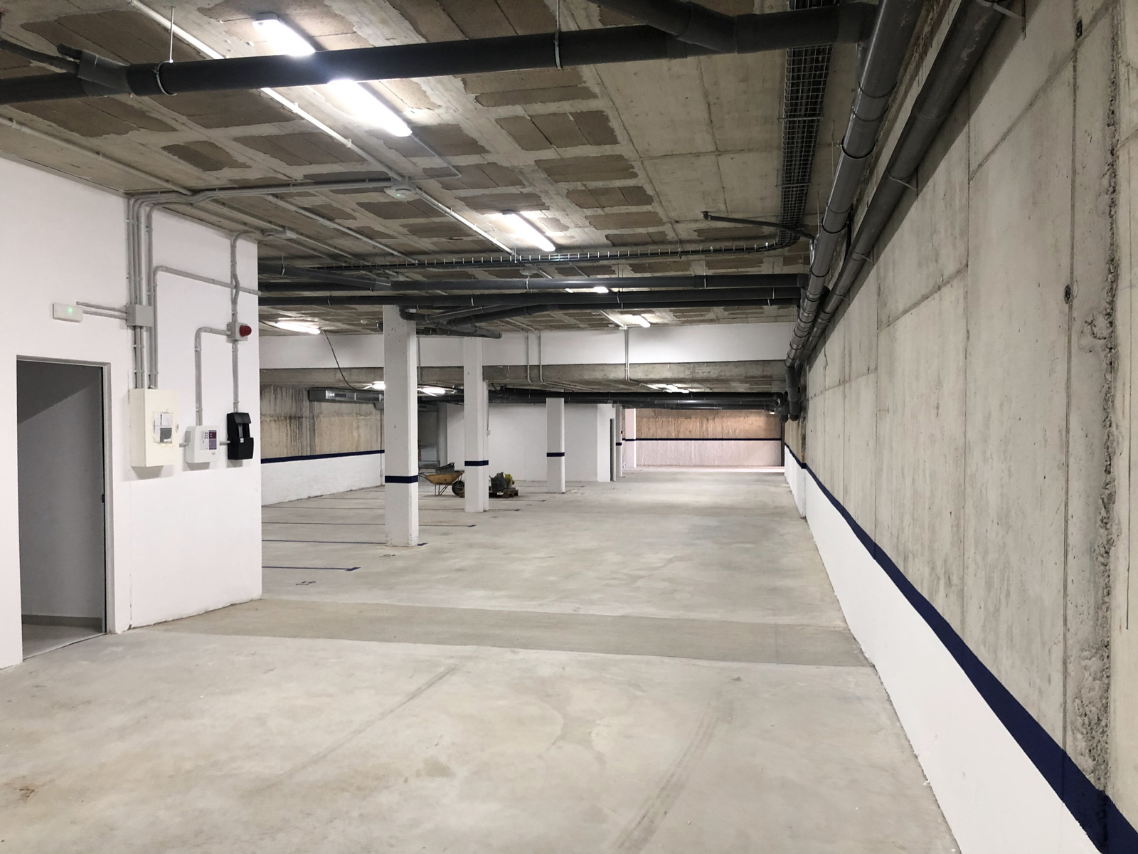 Pintado arrimadero y marcaje de plazas en Parking