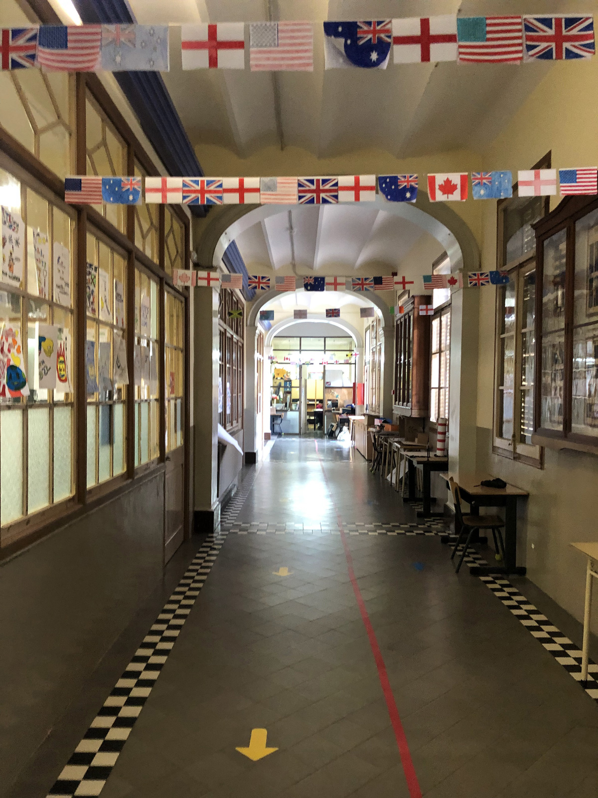 Pasillo obra en Mataró, antes y después.