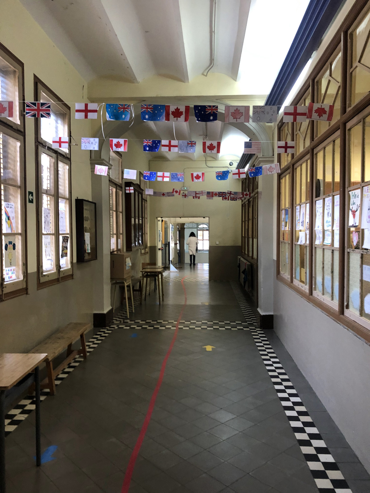 Pasillo obra en Mataró, antes y después.