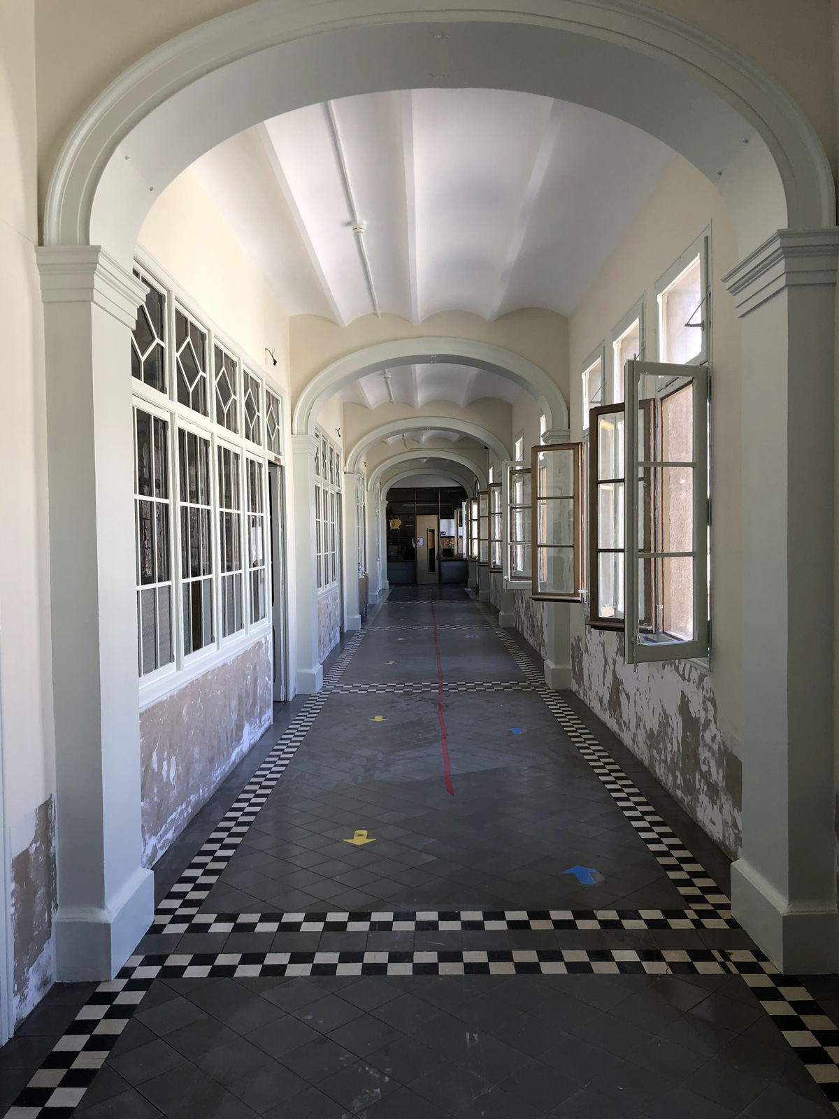 Pasillo obra en Mataró, antes y después.