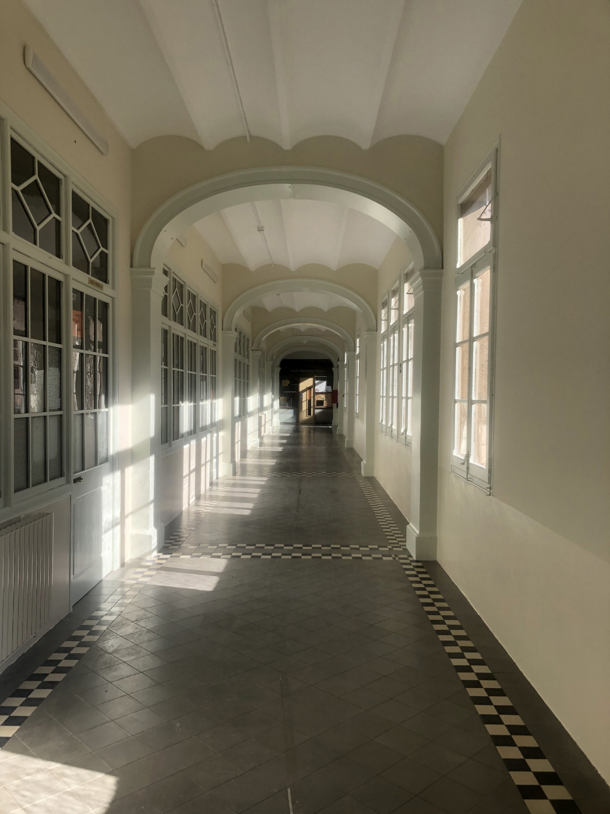 Pasillo obra en Mataró, antes y después.