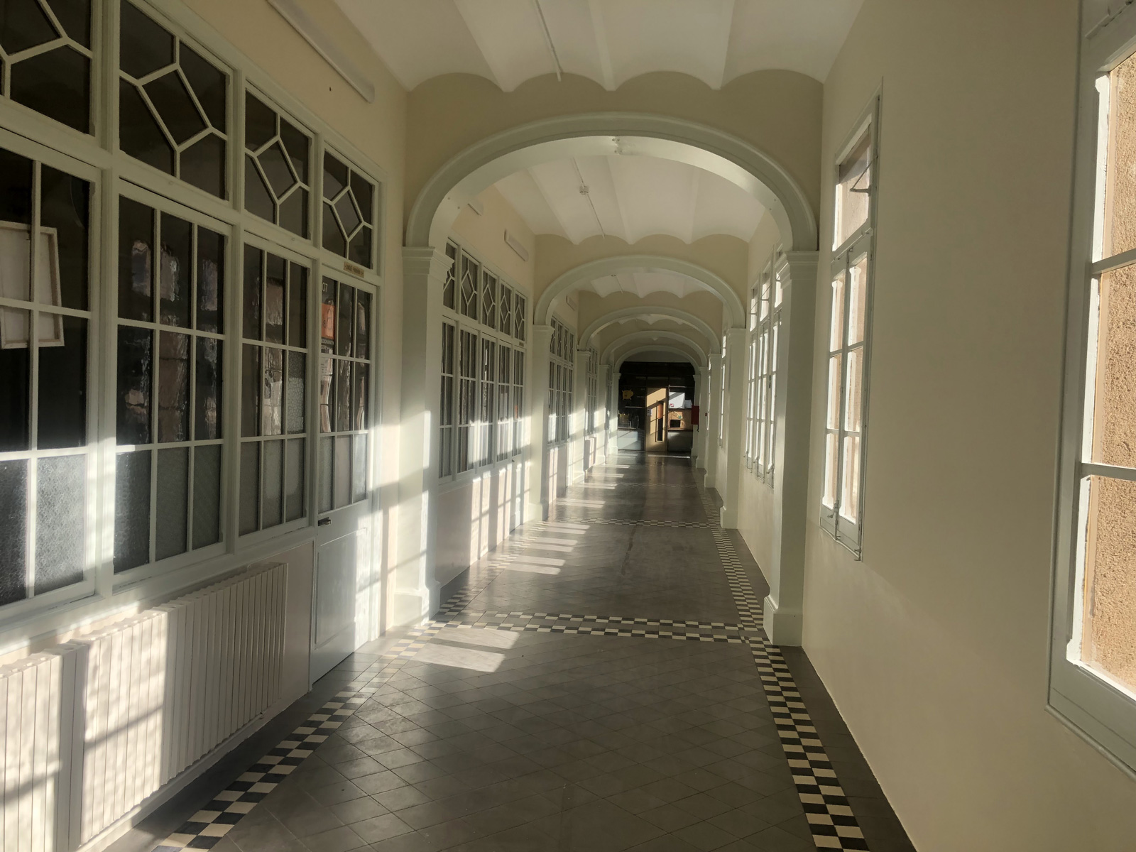 Pasillo obra en Mataró, antes y después.