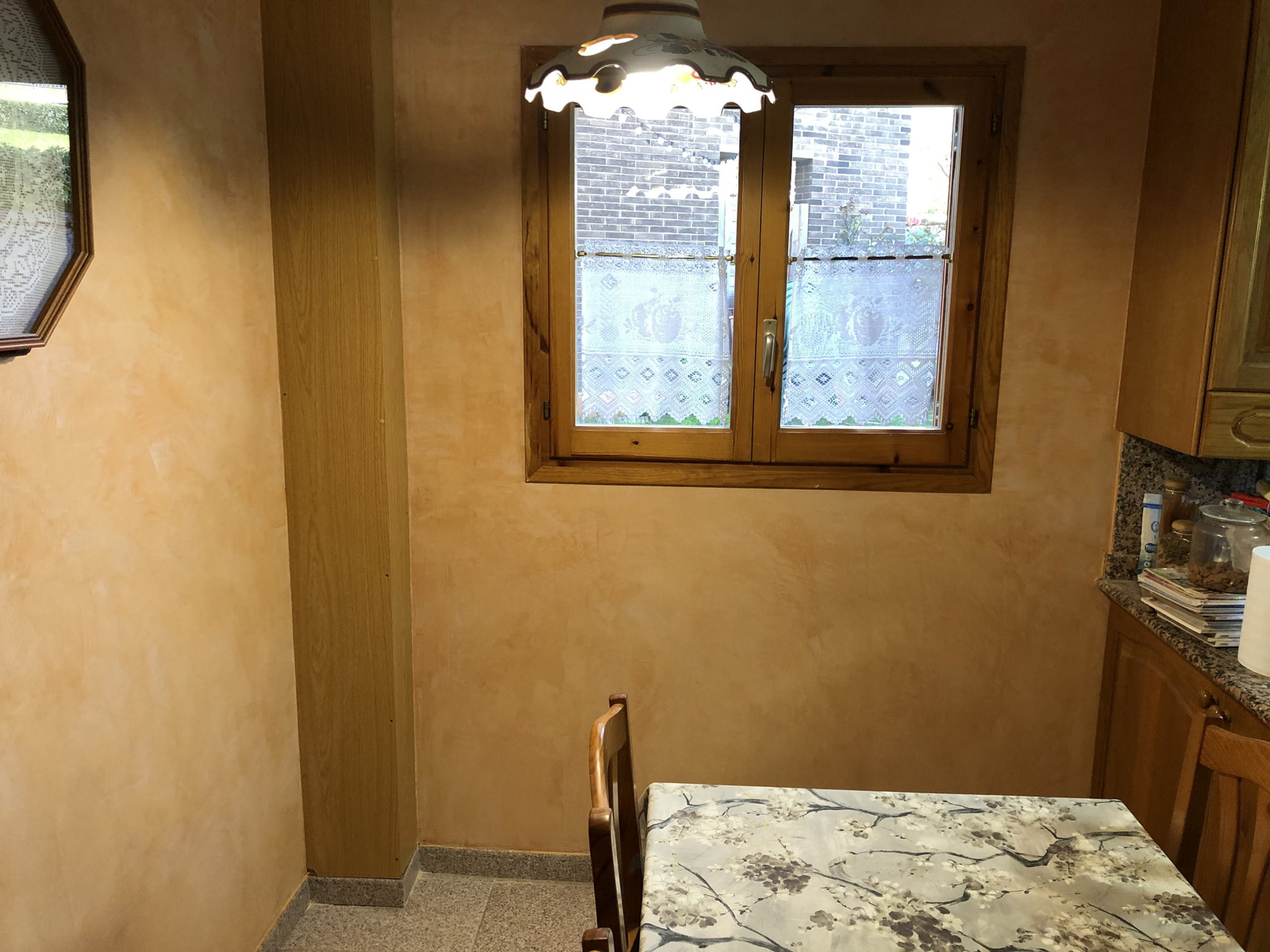 Estuco a la cal en cocina, obra en Sant Vicenç de Montalt