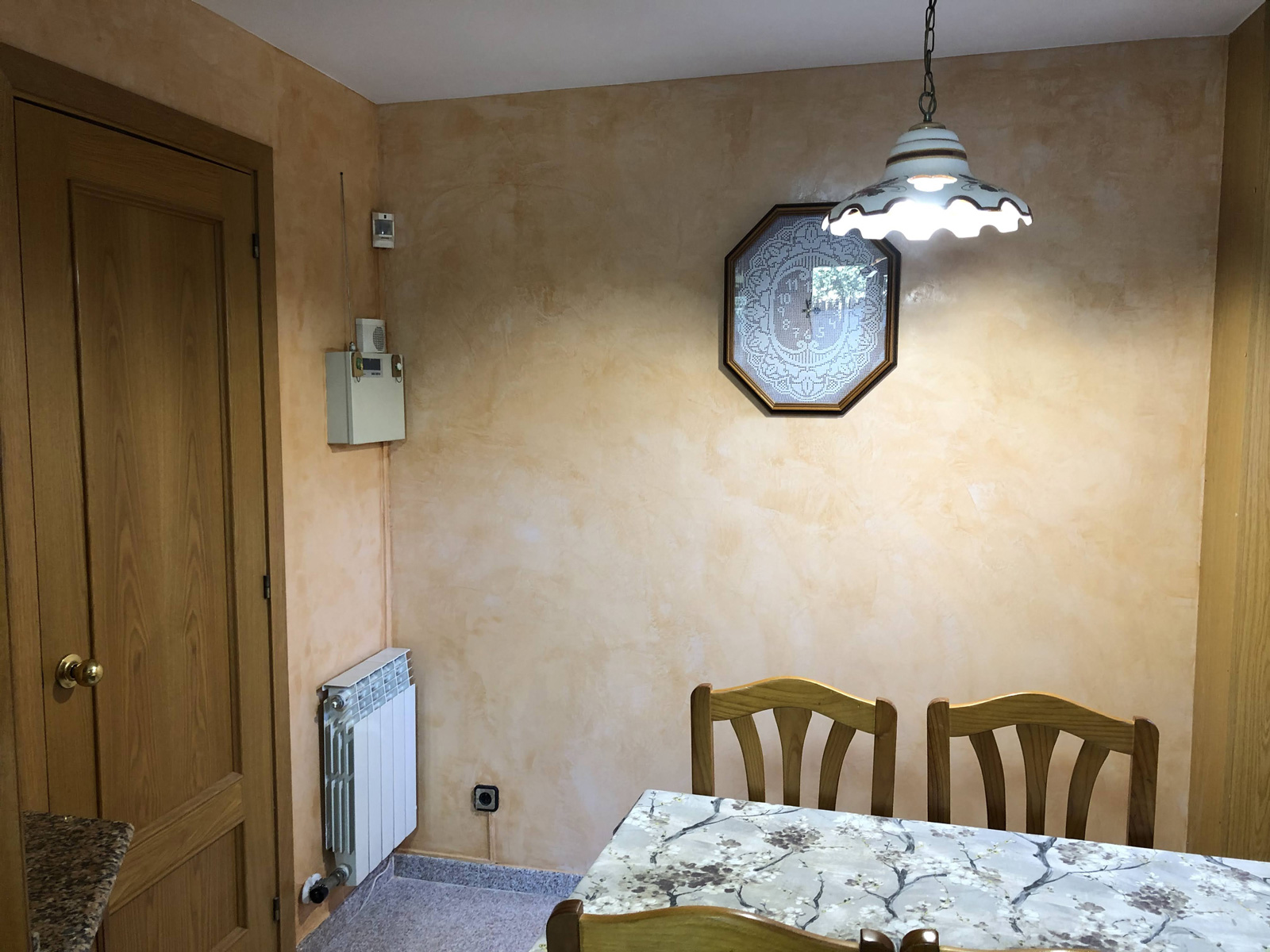 Estuco a la cal en cocina, obra en Sant Vicenç de Montalt