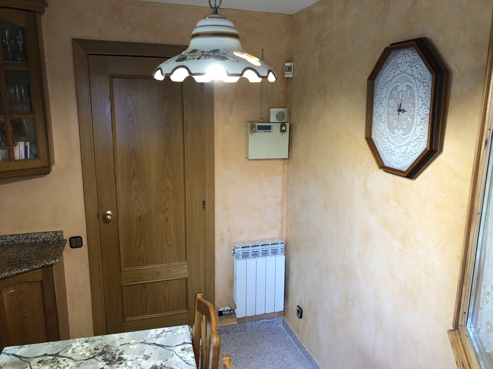 Estuco a la cal en cocina, obra en Sant Vicenç de Montalt