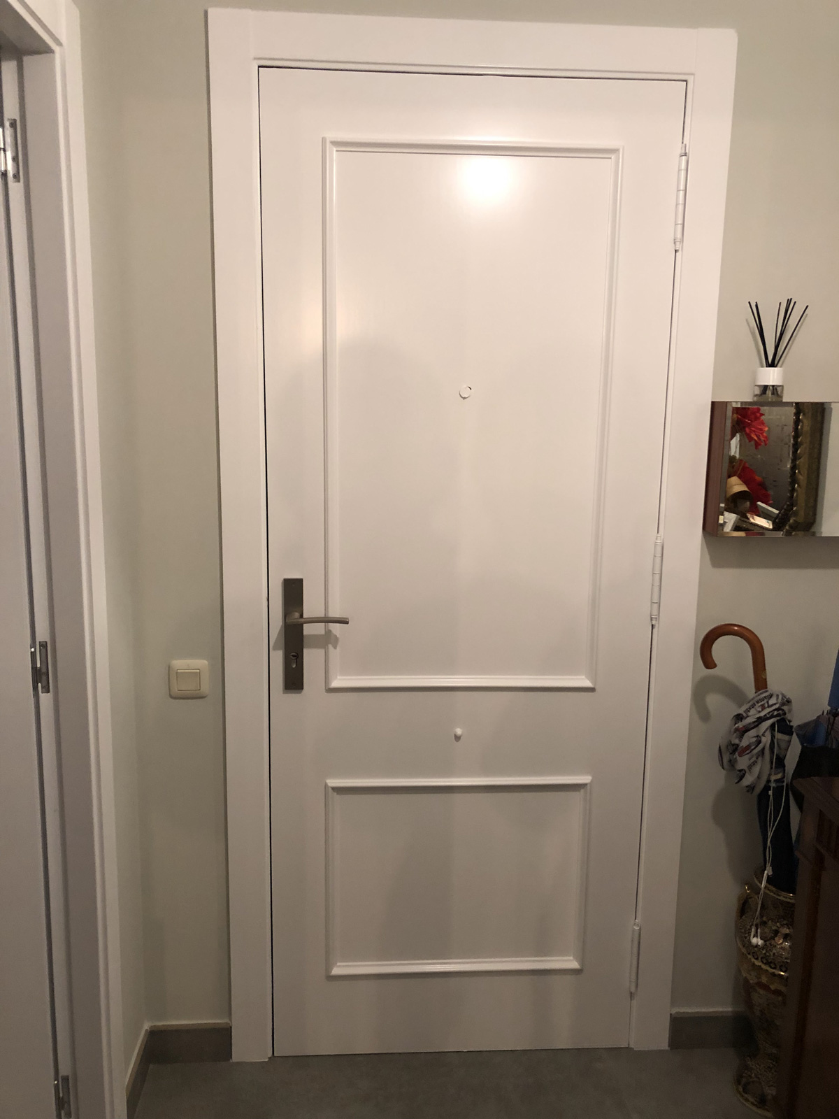 trabajo lacado de puertas en blanco en hogar