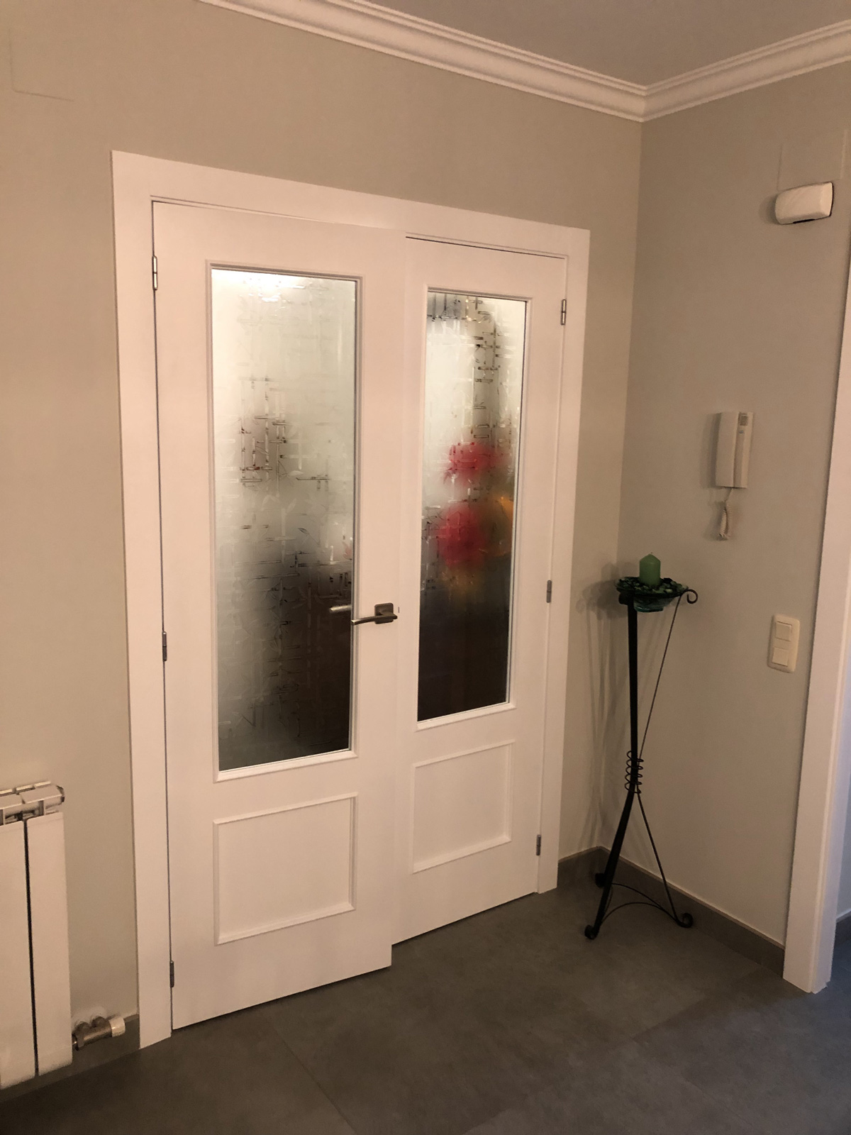 trabajo lacado de puertas en blanco en hogar