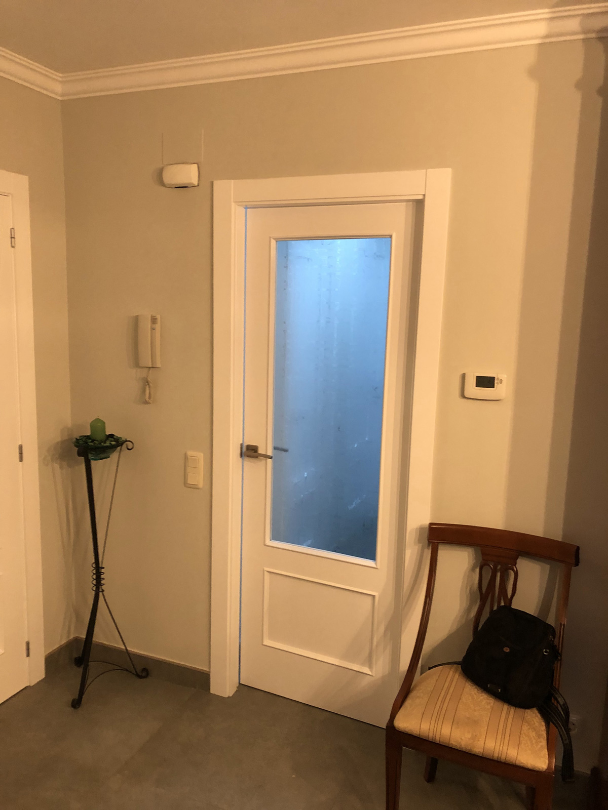 trabajo lacado de puertas en blanco en hogar