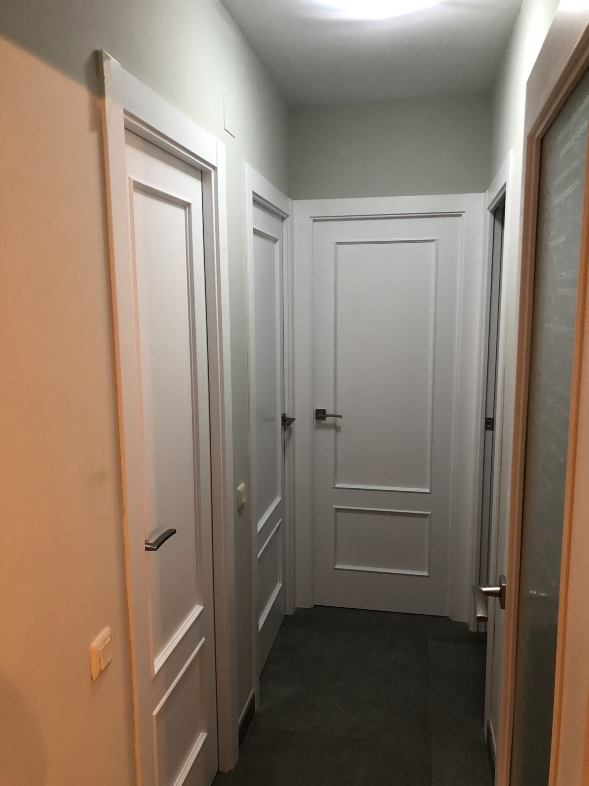 trabajo lacado de puertas en blanco en hogar