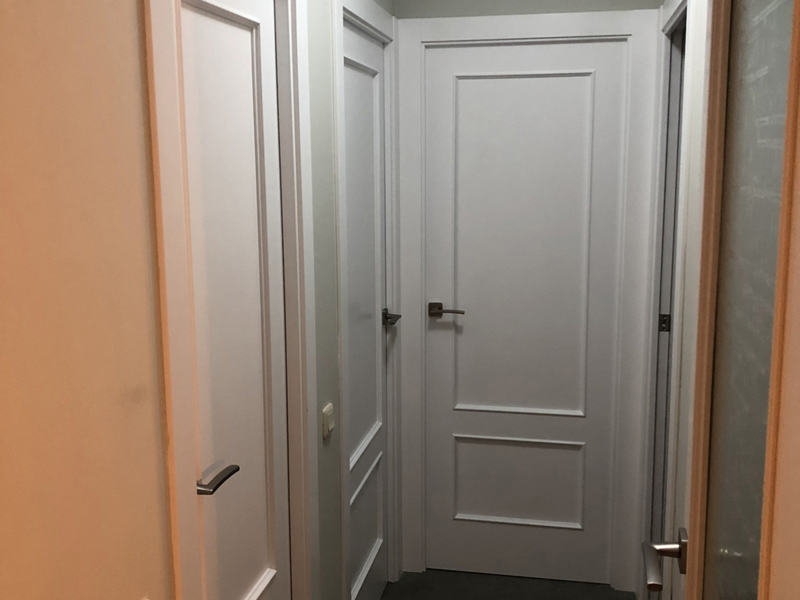 trabajo lacado y barnizado de puertas en blanco en hogar
