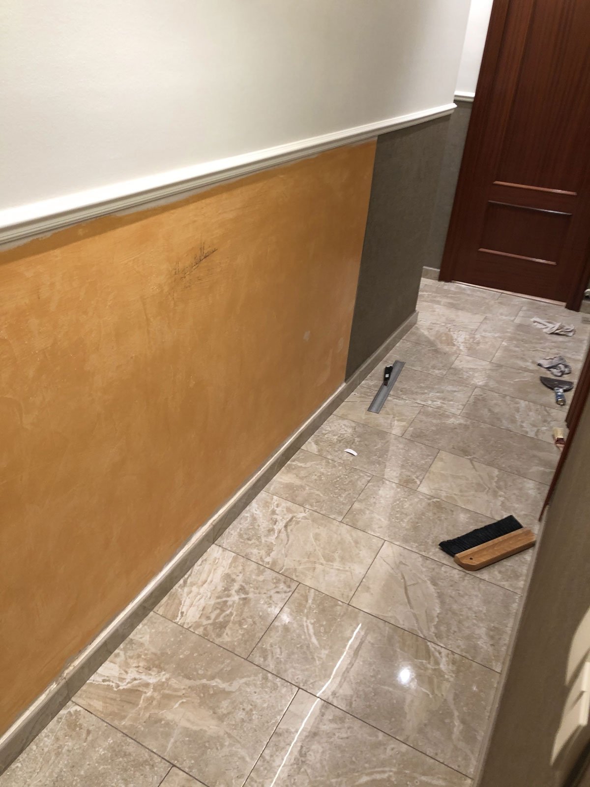 pintado y empapelado de pasillo