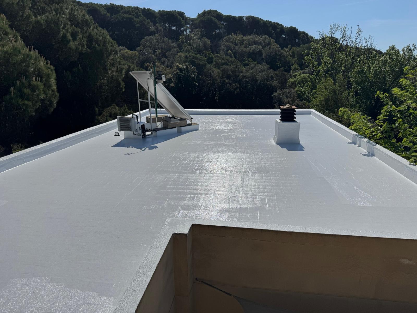 antes y despues de impermeabilización de cubierta con membrana de poliuretano y armado con velo de fibra en dosrius | AB decoracion en Mataró