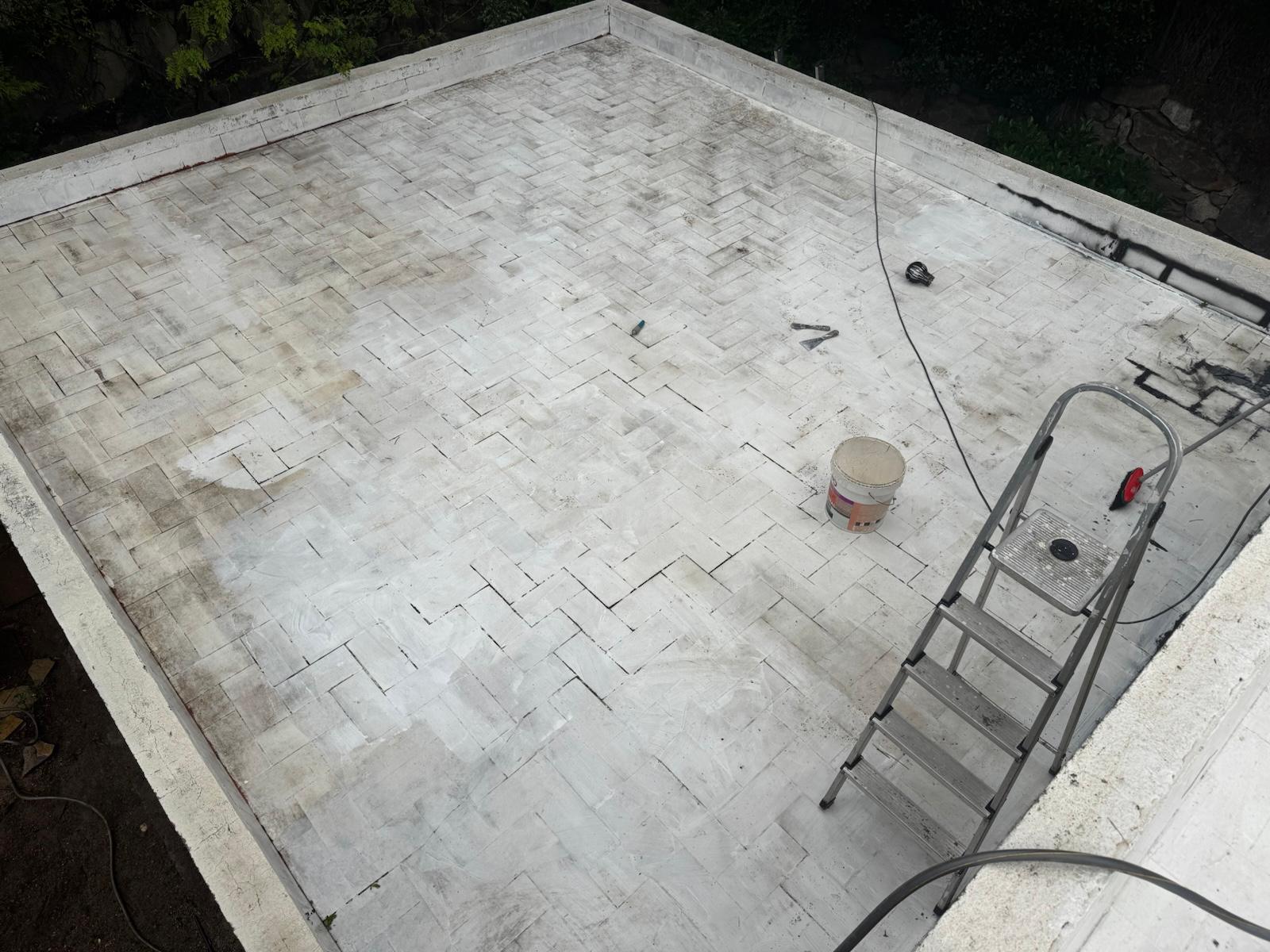 antes y despues de impermeabilización de cubierta con membrana de poliuretano y armado con velo de fibra en dosrius | AB decoracion en Mataró