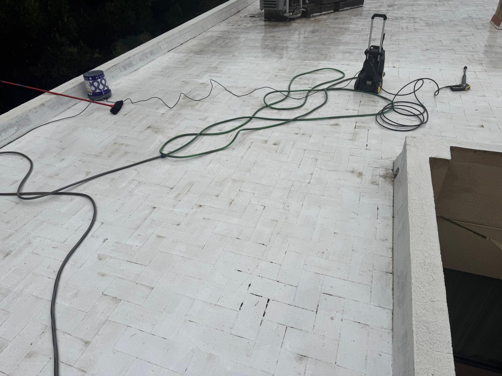 antes y despues de impermeabilización de cubierta con membrana de poliuretano y armado con velo de fibra en dosrius | AB decoracion en Mataró