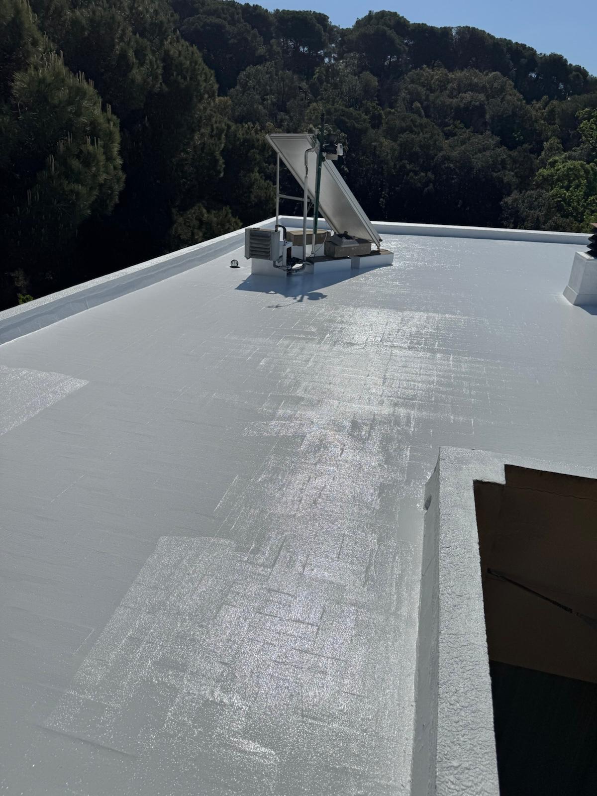 antes y despues de impermeabilización de cubierta con membrana de poliuretano y armado con velo de fibra en dosrius | AB decoracion en Mataró