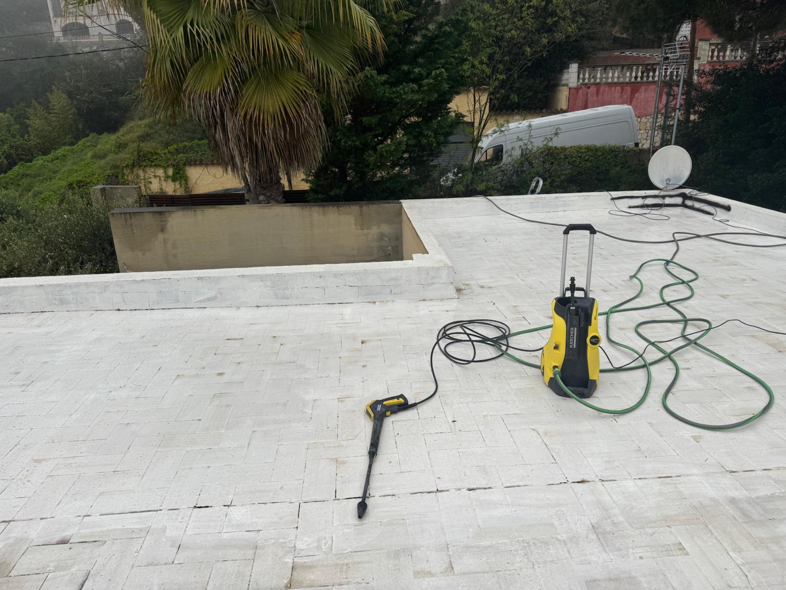 antes y despues de impermeabilización de cubierta con membrana de poliuretano y armado con velo de fibra en dosrius | AB decoracion en Mataró